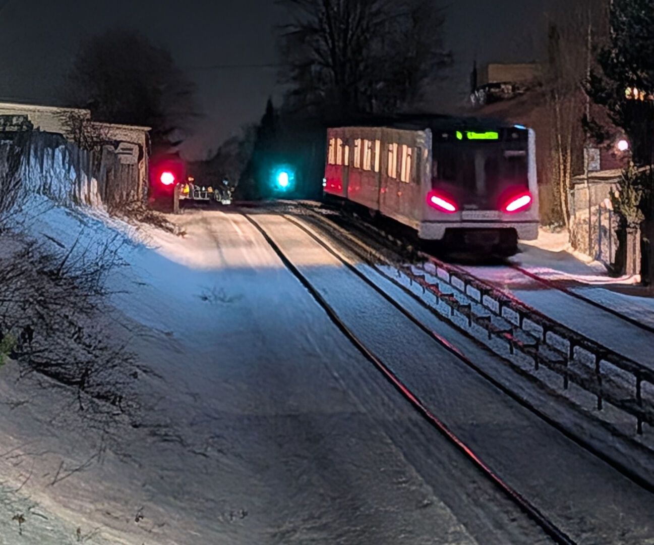 Tbane i mørket, grønne og rød signallys vises