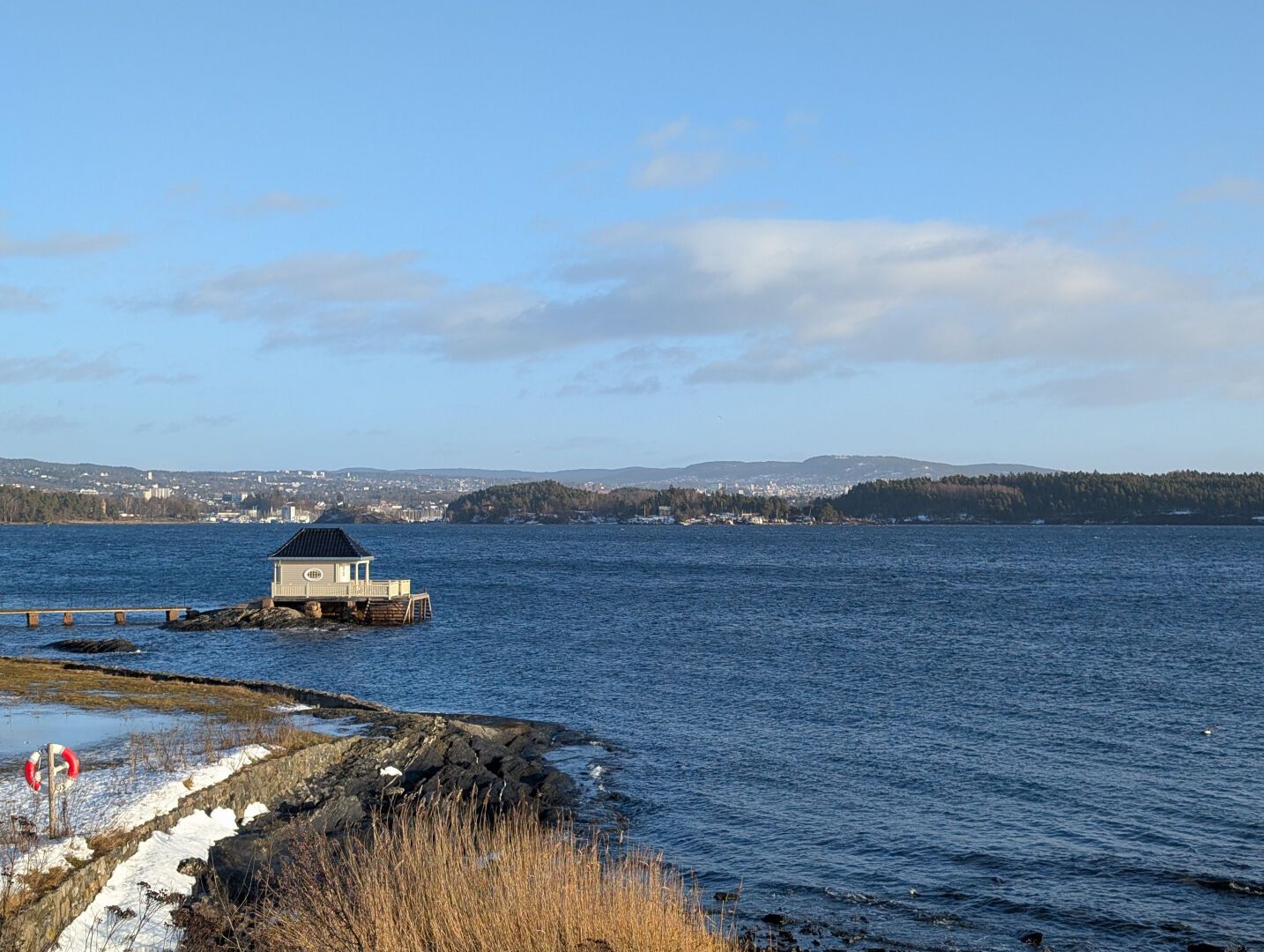 badehus på en utstikker sett fra avstand