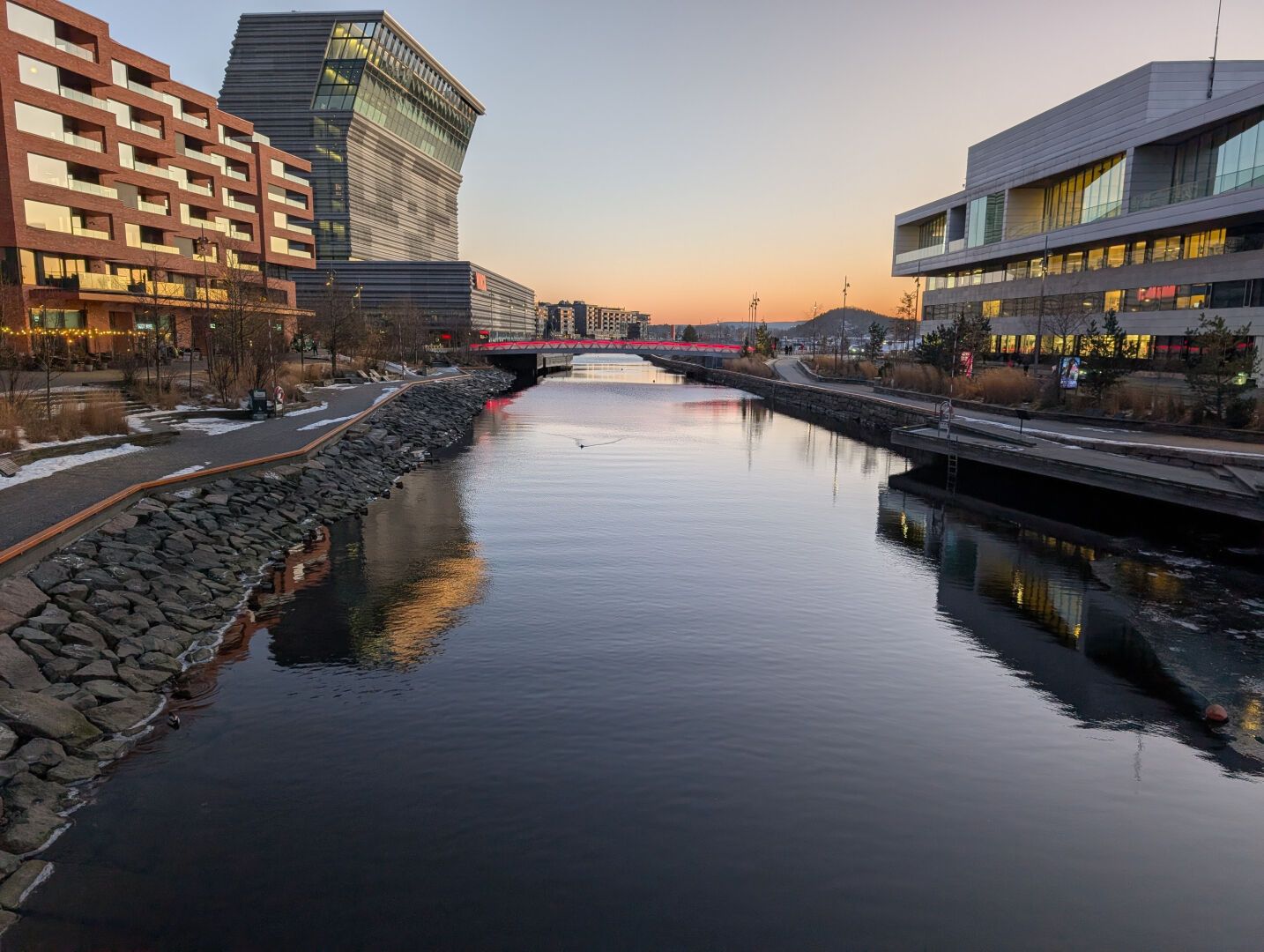 Akerselvasbutløp i solnedgang, Munchmuseet kan sees et stykke frem til venstre, operaens bakside til høyre