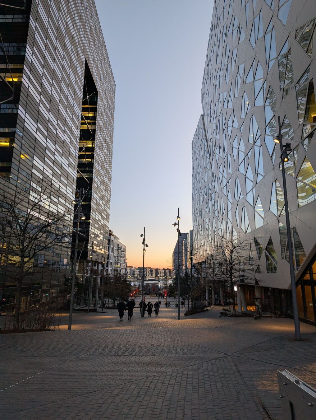 Utsikt mellom høyblokkene i Barcode ut mot en himmel i solnedgang